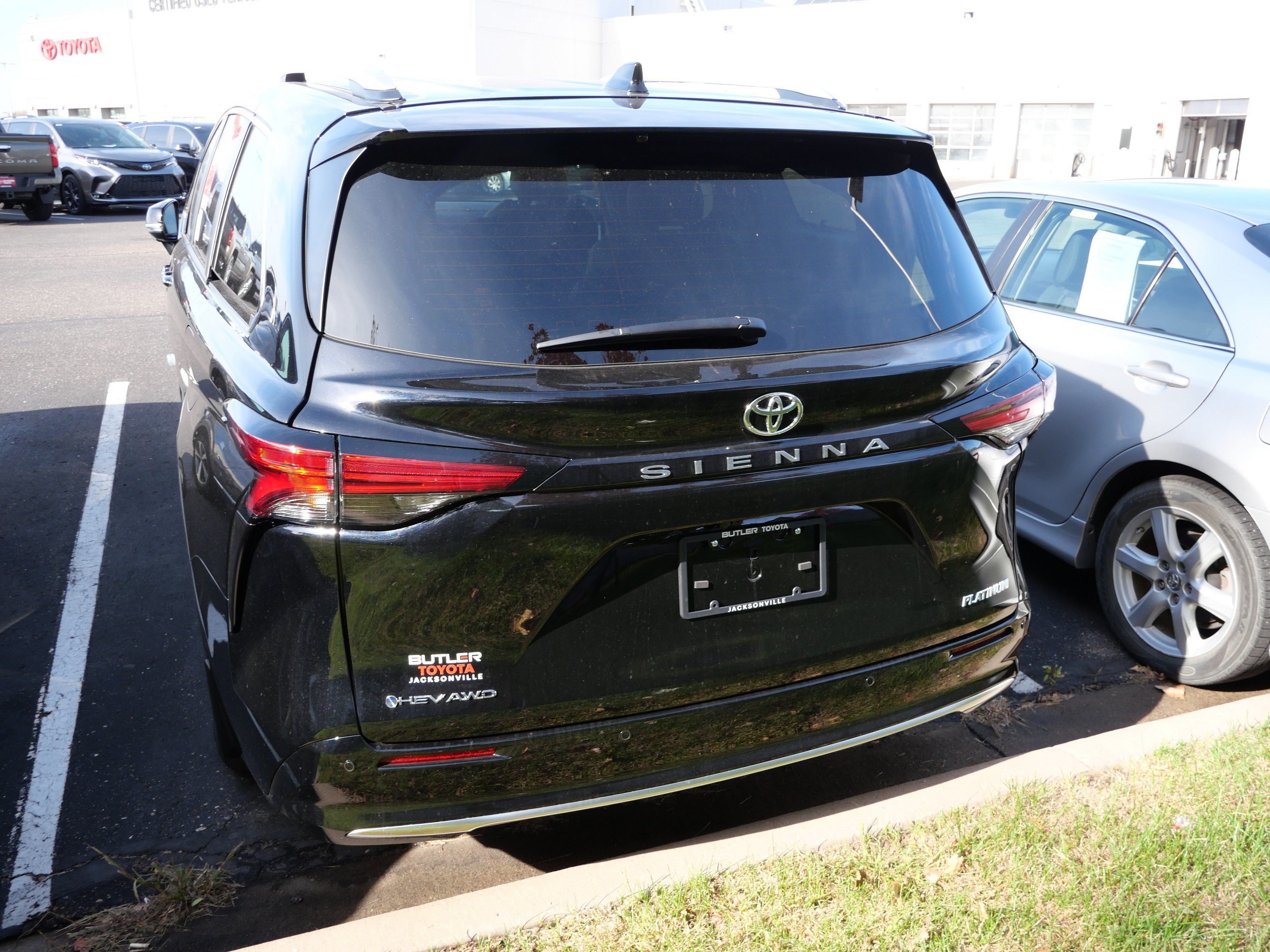 Used 2026 Toyota Sienna Platinum AWD/4WD image 7