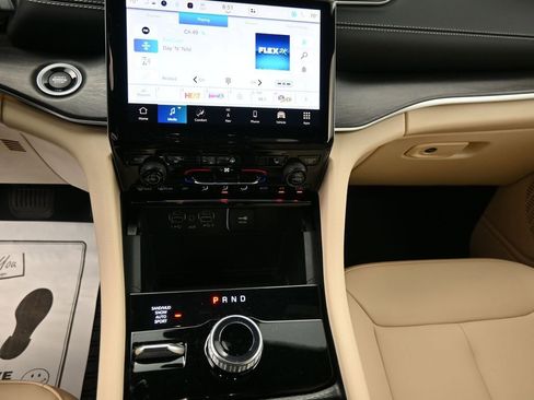 Used 2023 Jeep Grand Cherokee Limited image 21