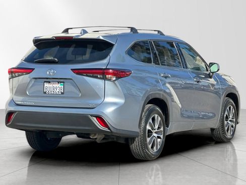 Used 2021 Toyota Highlander XLE FWD image 3