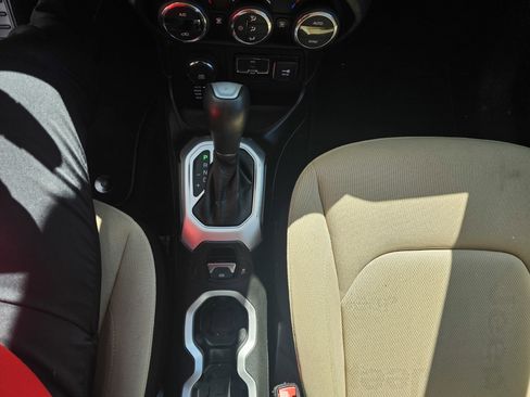 Used 2016 Jeep Renegade Latitude w/ Popular Equipment Group image 23