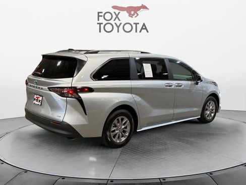 Used 2025 Toyota Sienna XLE image 6