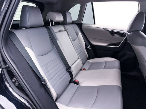 Used 2019 Toyota RAV4 XLE Premium w/ Carpet Mat Package FWD image 34