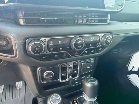 Used 2024 Jeep Wrangler Unlimited Sahara w/ Technology Group AWD/4WD image 28
