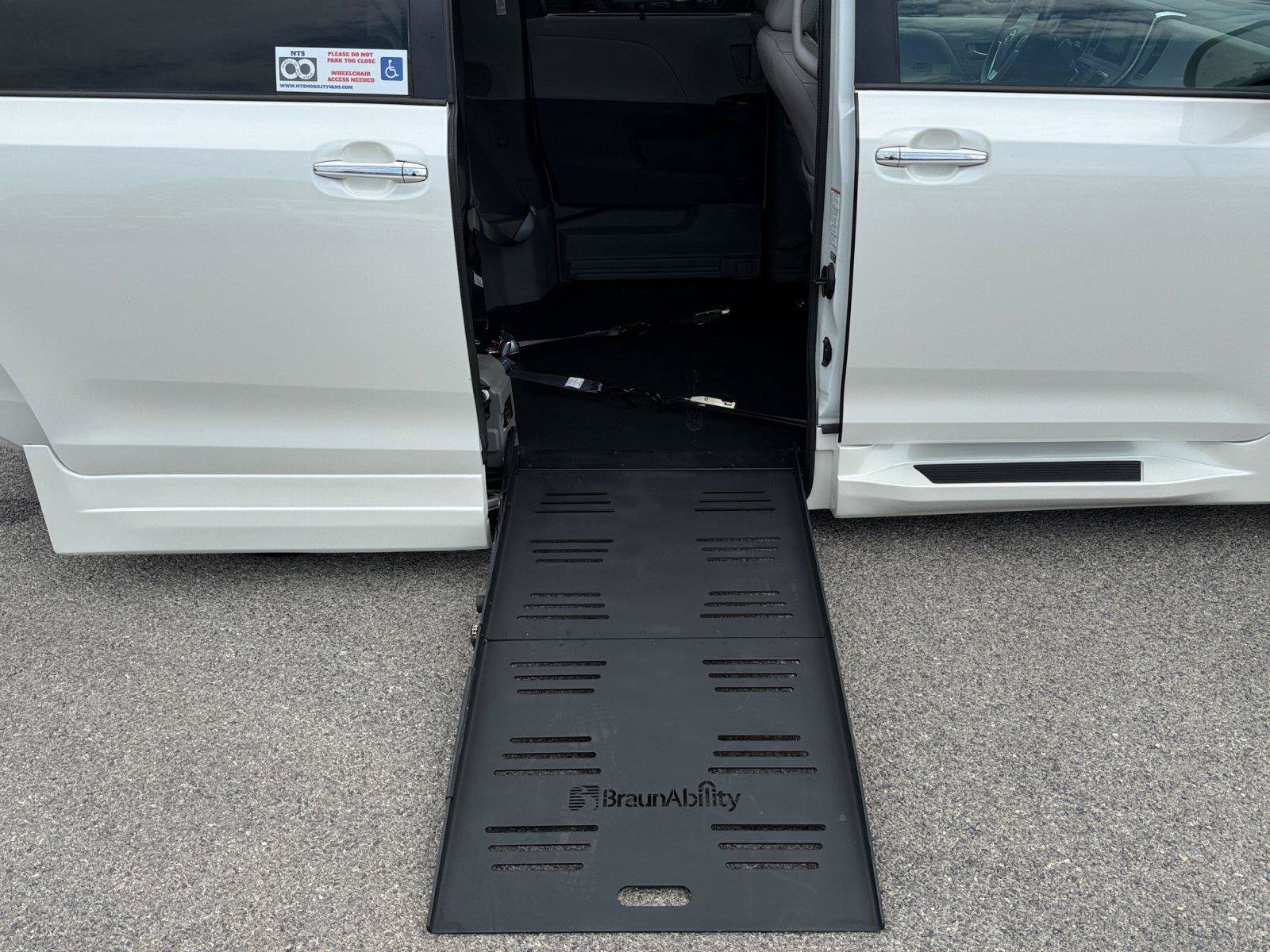 Used 2017 Toyota Sienna XLE w/ XLE Navigation Package FWD image 19