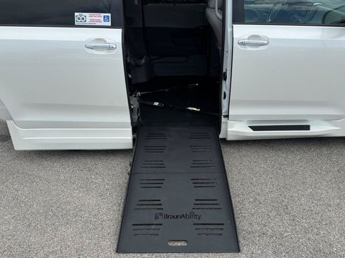 Used 2017 Toyota Sienna XLE w/ XLE Navigation Package FWD image 19