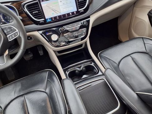 Used 2024 Chrysler Pacifica Limited image 13