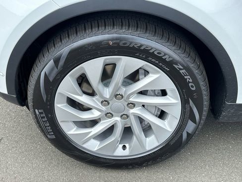 New 2025 Land Rover Discovery S image 8