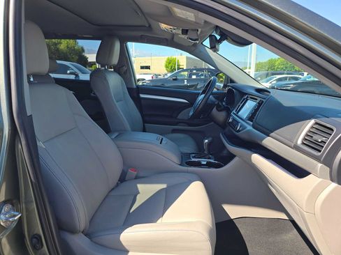 Used 2019 Toyota Highlander XLE w/ Carpet Mat Package (TMS) AWD/4WD image 10