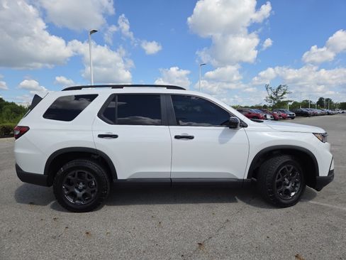 Used 2025 Honda Pilot TrailSport image 18