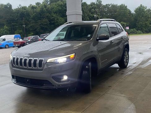 Used 2021 Jeep Cherokee Latitude Plus FWD image 3