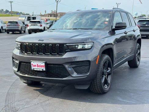 Used 2023 Jeep Grand Cherokee Altitude AWD/4WD image 8