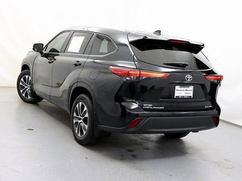 Used 2023 Toyota Highlander XLE image 8
