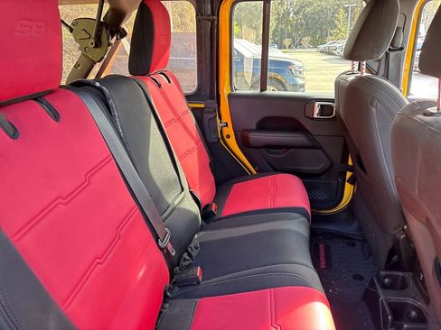 Used 2019 Jeep Wrangler Unlimited Sahara image 30