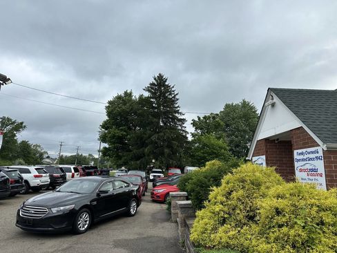 Used 2013 Ford Taurus SE image 1