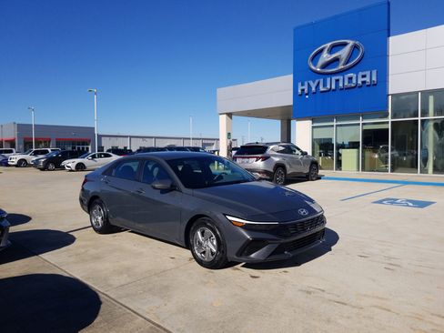 New 2026 Hyundai Elantra SE image 1