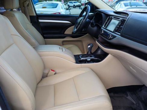 Used 2018 Toyota Highlander XLE image 12