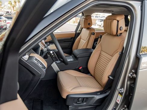 Certified 2025 Land Rover Discovery Metropolitan Edition AWD/4WD image 13