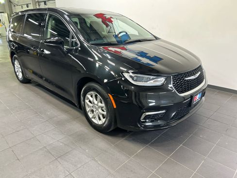 Used 2023 Chrysler Pacifica Touring-L FWD image 2
