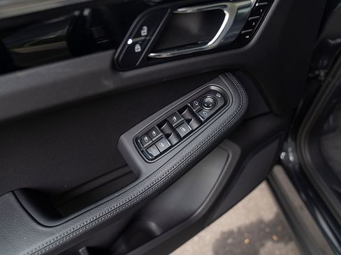 Used 2025 Porsche Macan Base image 17