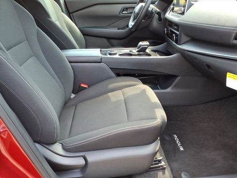 Used 2025 Nissan Rogue S image 6