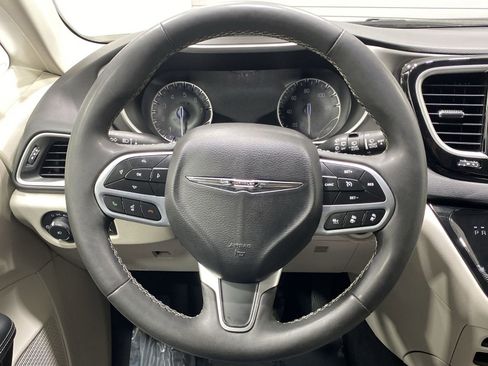 Used 2023 Chrysler Pacifica Touring-L image 14