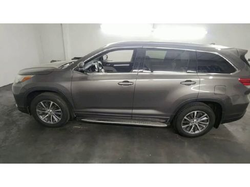 Used 2017 Toyota Highlander XLE FWD image 5