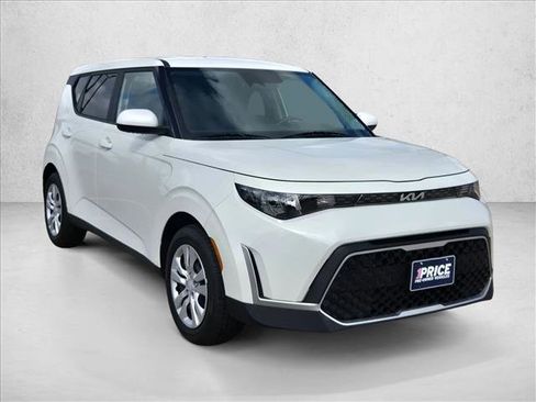 Used 2023 Kia Soul LX image 3