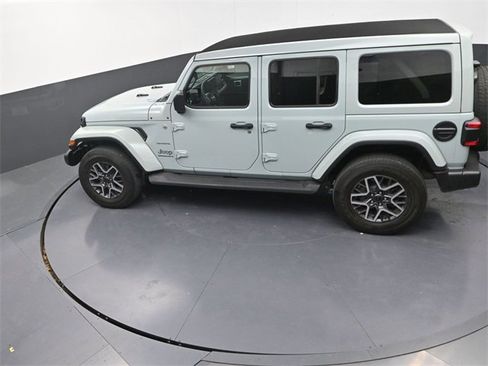 Used 2024 Jeep Wrangler Sahara image 12