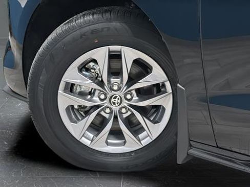Used 2025 Toyota Sienna XLE FWD image 36
