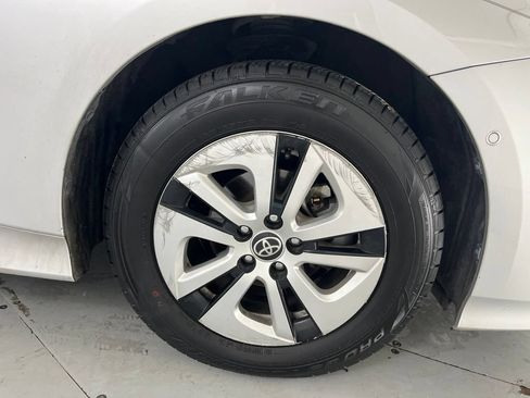 Used 2017 Toyota Prius Two w/ Prius Two Safety Plus Package FWD image 18