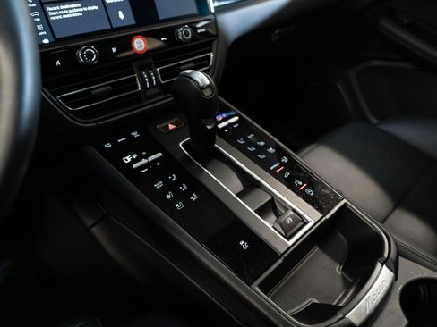 Certified 2026 Porsche Macan AWD/4WD image 27