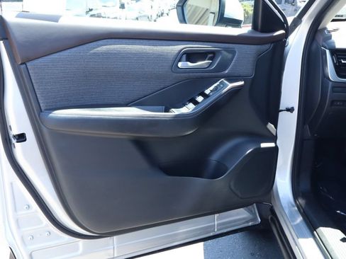 Used 2022 Nissan Rogue SV AWD/4WD image 18