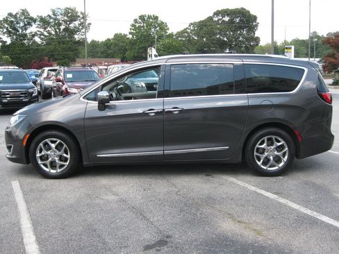 Used 2018 Chrysler Pacifica Limited FWD image 4