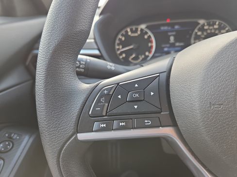 Used 2025 Nissan Altima 2.5 SV image 11