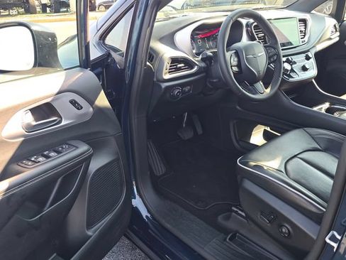 Used 2025 Chrysler Pacifica Limited FWD image 9