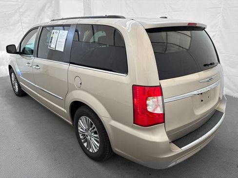 Used 2016 Chrysler Town & Country Touring-L w/ Driver Convenience Group FWD image 4
