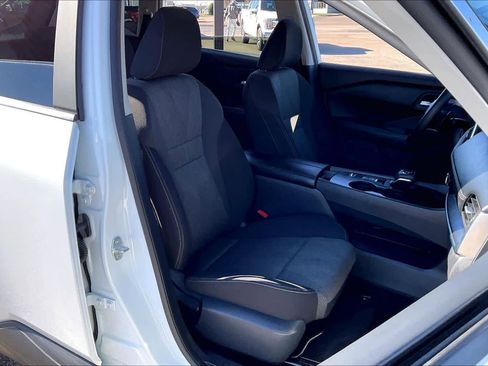 Used 2025 Nissan Rogue SV image 8