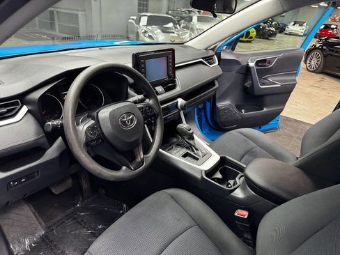 Used 2020 Toyota RAV4 LE FWD image 32
