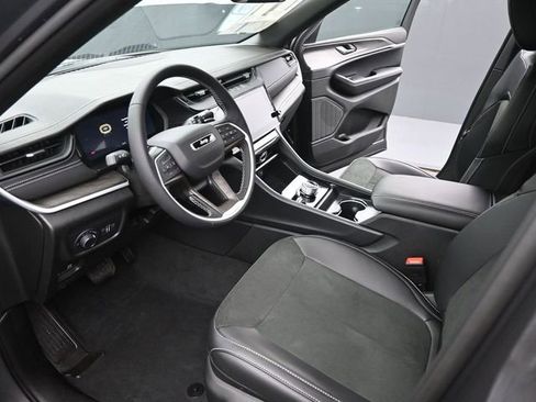 New 2026 Jeep Grand Cherokee Laredo image 9