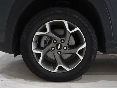 Used 2025 Chevrolet Trax LT FWD image 6
