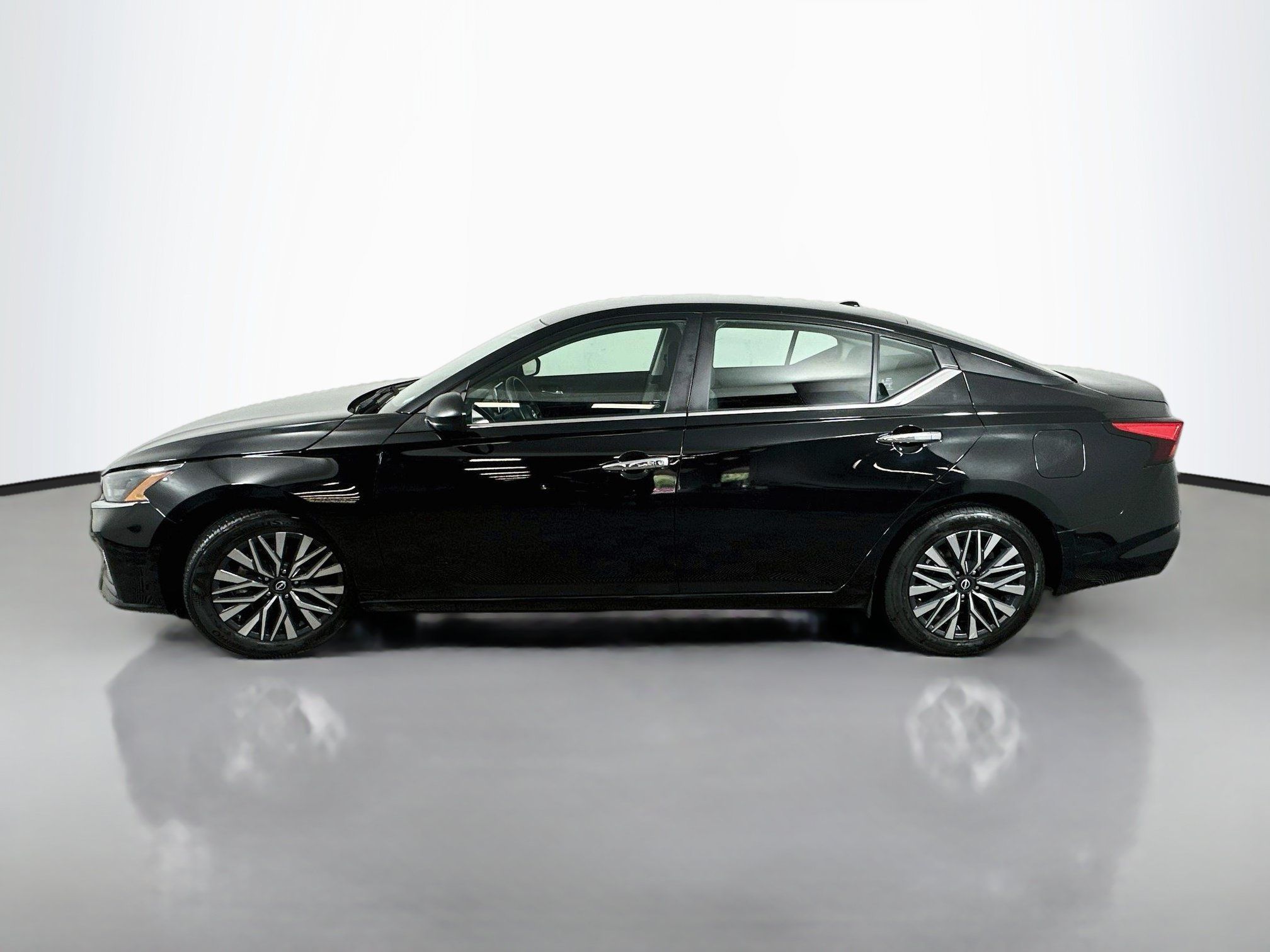 Used 2025 Nissan Altima 2.5 SV FWD image 4