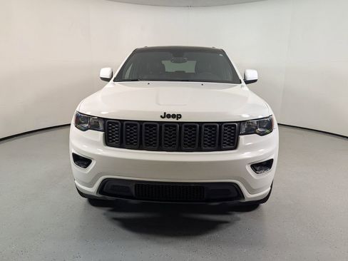 Used 2018 Jeep Grand Cherokee Altitude RWD image 2