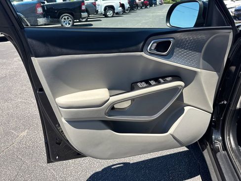 Used 2025 Kia Soul LX FWD image 11