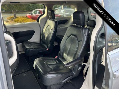 Used 2020 Chrysler Pacifica Touring-L FWD image 16
