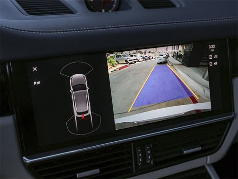 Certified 2023 Porsche Cayenne Platinum Edition image 23