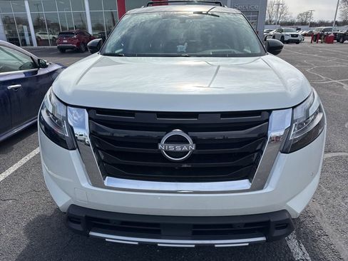 Used 2023 Nissan Pathfinder Platinum image 3