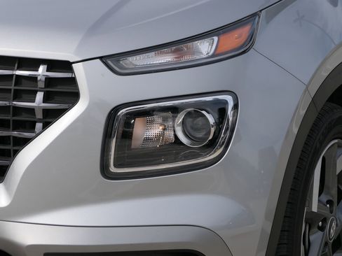 Used 2025 Hyundai Venue SEL image 9