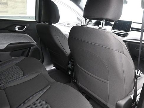 Used 2025 Jeep Compass Sport image 15