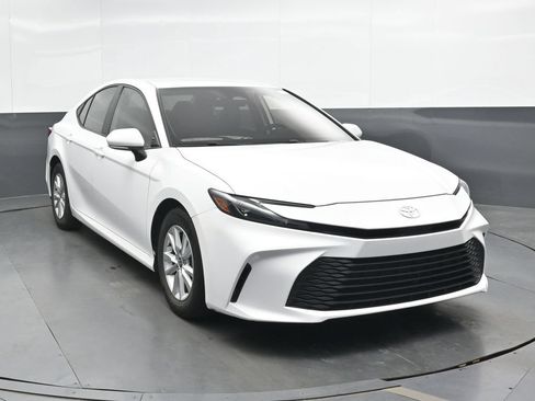 Used 2025 Toyota Camry LE FWD image 4