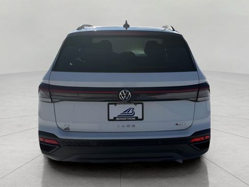 Used 2025 Volkswagen Taos SE AWD/4WD image 6